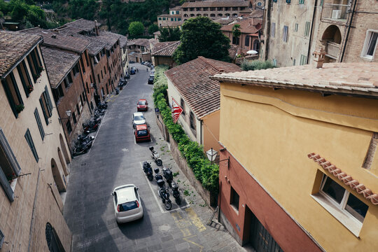 Fototapeta The scenic view of the streets and architecture of the ancient city of Siena in Tuscany, Italy