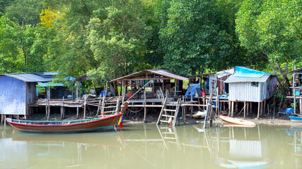 Obraz premium Thai Fishing Village: Life on the Riverbank