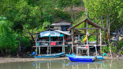 Obraz premium Thai Fishing Village: Life on the Riverbank
