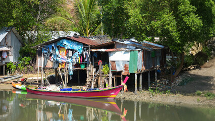 Obraz premium Thai Fishing Village: Life on the Riverbank