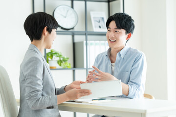 プランナーに相談する若い男性