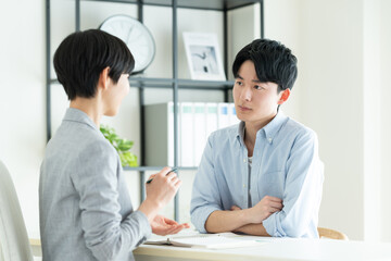 プランナーに相談する若い男性