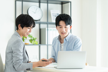 Obraz premium プランナーに相談する若い男性