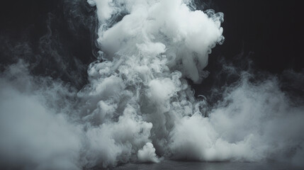 Obraz premium White smoke billows against a dark background, creating an ethereal atmosphere