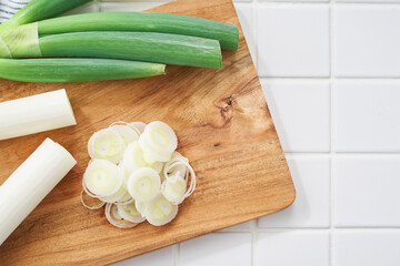 まな板の上に置かれた小口切りの長ネギ