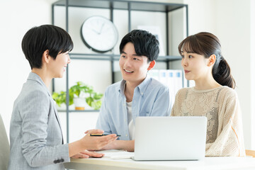 プランナーに相談する若い夫婦