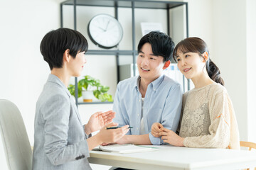 プランナーに相談する若い夫婦