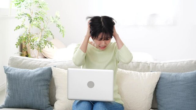 ノートパソコンを使う女性　驚く　びっくり
