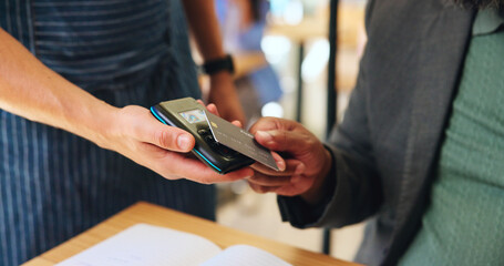 Obraz premium Card, payment and hands of people in cafe with sales, hospitality service and easy credit. Banking, waiter and customer in coffee shop with POS machine for cashless transaction at small business
