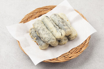  Kimmali is a dish made by wrapping vegetables or noodles in seaweed, coating them in batter, and deep-frying them.