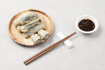  Kimmali is a dish made by wrapping vegetables or noodles in seaweed, coating them in batter, and deep-frying them.