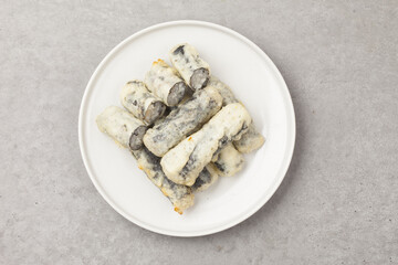 Kimmali is a dish made by wrapping vegetables or noodles in seaweed, coating them in batter, and deep-frying them.