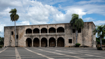 Obraz premium This image features an old historic building with beautiful arches and columns, set against a backdrop of vibrant blue skies, representing architectural elegance and history.