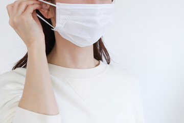 Fototapeta premium マスクをつける女性