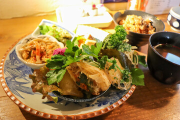 ヘルシーなレストランの栄養豊富な春巻きのランチ