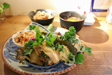 ヘルシーなレストランの野菜春巻きのランチ