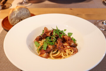 レストランの食事、魚介のパスタ