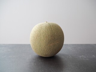 シックなテーブルに置かれた1つの大きなメロン