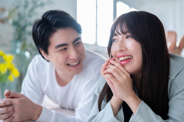 笑顔で会話をする日本人男女