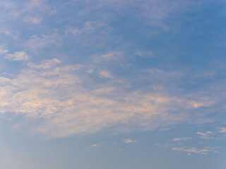 春の夕日に染まる空と雲04