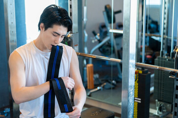 サポーターをつける日本人男性