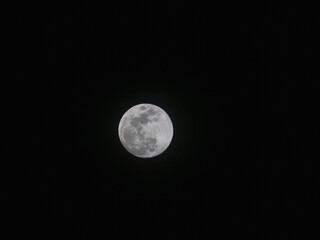春の夜に月が浮かぶ09