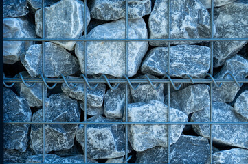 メッシュカゴに入った岩