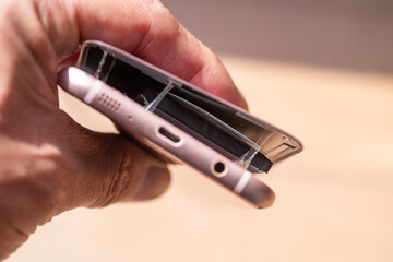 バッテリーが膨らんで危険な状態のスマートフォン	