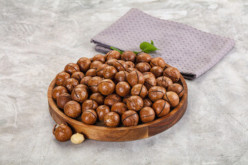 Sweet macadamia nut in the bowl