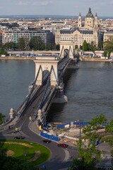 Naklejka premium Beautiful view of the Chain Bridge, the Danube embankment, and St. Stephen's Basilica in Budapest in spring.