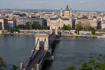 Obraz premium Beautiful view of the Chain Bridge, the Danube embankment, and St. Stephen's Basilica in Budapest in spring.