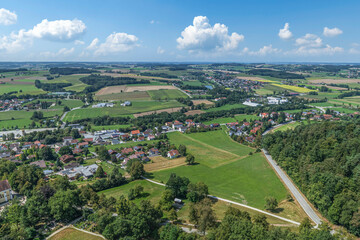 Fototapeta premium Die Region um die Marktgemeinde Ortenburg im niederbayerischen Klosterwinkel von oben 