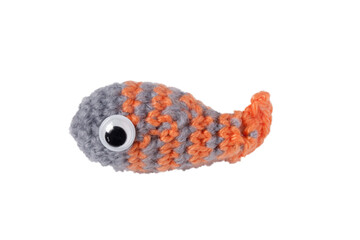 Petit poisson tricoté ou crocheté avec de la laine grise et orange