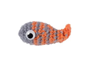 Petit poisson tricoté ou crocheté avec de la laine grise et orange