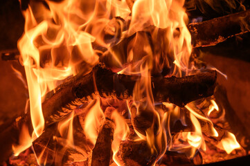 Obraz premium Drewno pali się w kominku. Fototapeta ogień z bliska