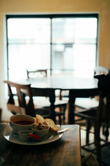朝、カフェで食べる朝食とコーヒー