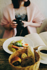 朝、カフェで食べる朝食とコーヒー