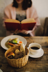 朝、カフェで食べる朝食とコーヒー