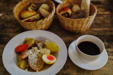 朝、カフェで食べる朝食とコーヒー