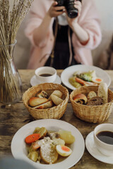 朝、カフェで食べる朝食とコーヒー