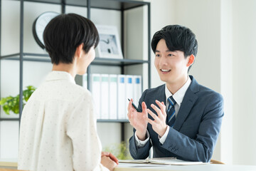 Obraz premium プランナーに相談する若い女性