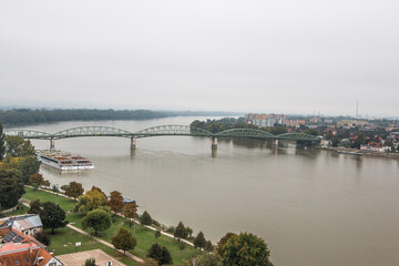 Naklejka premium Bridge over the Danube River on an overcast afternoon.