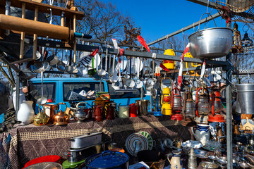 Kückengeschirr auf dem Flohmarkt