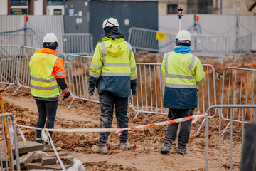 robotnicy na budowie © rozentuzjazmowany
