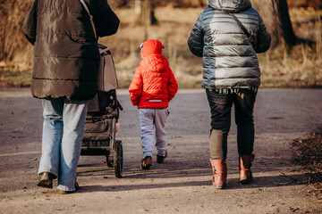 Ludzie spacerujący ulicą © rozentuzjazmowany