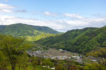 小豆島の緑豊かな山々に囲まれた集落の風景