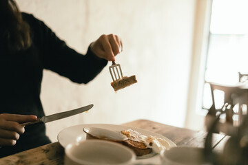 カフェで食べる朝食とコーヒー