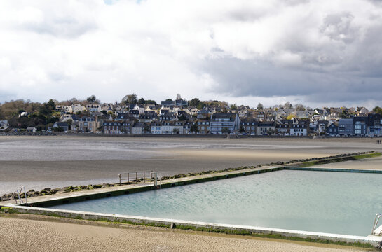 plage de binic &agrave; mar&eacute;e basse et sous un ciel nuageux - cote armor, bretagne nord