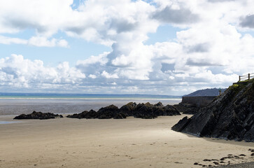 plage de binic à marée basse et sous un ciel nuageux - cote armor, bretagne nord