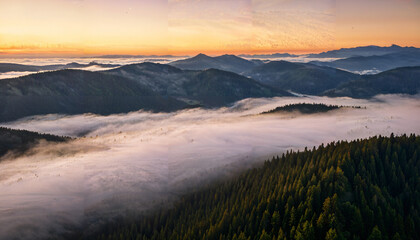 Obraz premium Le paysage montagneux au lever du soleil